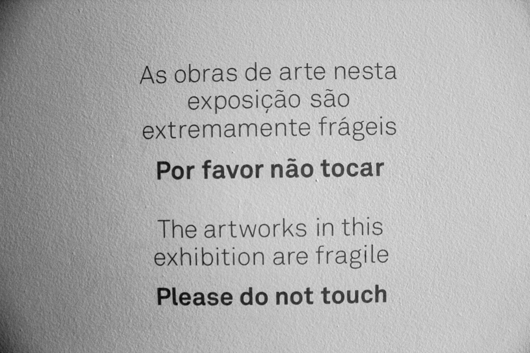 as obras de arte nesta exposição são extramente frágeis.